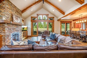 Smart-TV, Kamin, Videospiele, Tischfußball