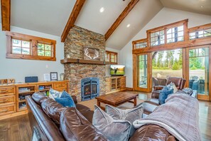 Smart-TV, Kamin, Videospiele, Tischfußball