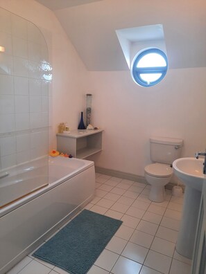 Duschwanne, Haartrockner, Handtücher, Seife