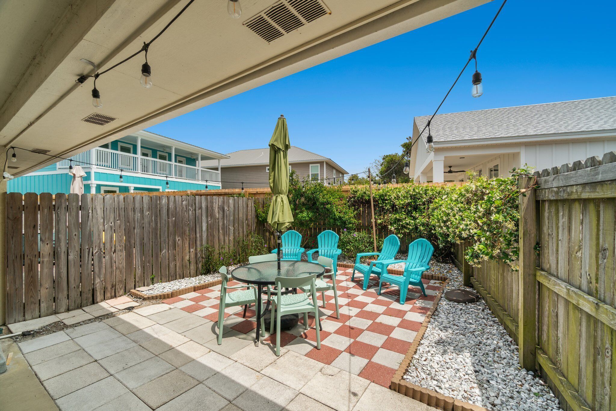 La Casa Turquesa is a 2 min walk from the Beach and Dog Friendly - Sleeps 8