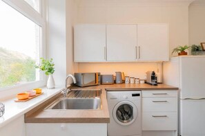 Jääkaappi, mikroaaltouuni, uuni, liesi