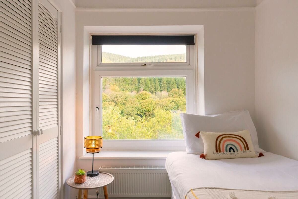 2 soverom, skrivebord, strykejern/-brett og wi-fi