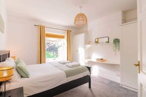 2 habitaciones, escritorio, tabla de planchar con plancha y wifi 