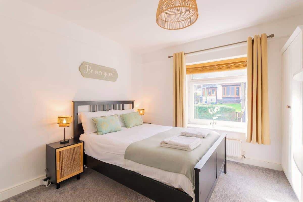 2 عدّة غرف نوم ومكتب ومكواة/لوح كي وواي فاي