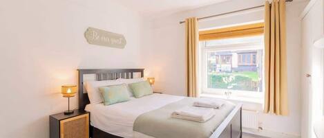 2 عدّة غرف نوم ومكتب ومكواة/لوح كي وواي فاي