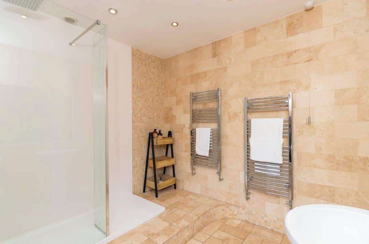 Bathtub, towels