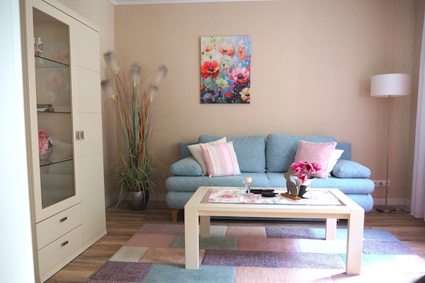 Wohnzimmer mit Sitzbereich und Schlafcouch