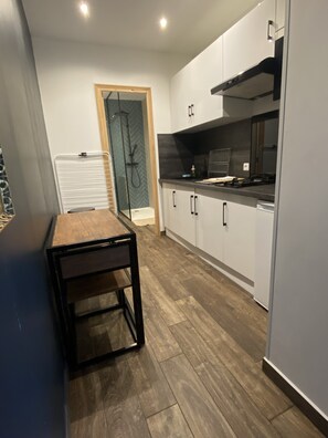 Réfrigérateur, micro-ondes, cafetière/bouilloire, bouilloire électrique