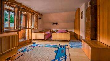 Familienchalet, Mehrere Betten, Bergseite (Grandpa's Mountain House) | 3 Schlafzimmer, Bügeleisen/Bügelbrett, Bettwäsche