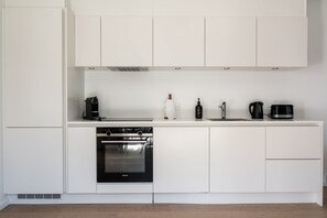 Kühlschrank, Mikrowelle, Ofen, Herdplatte