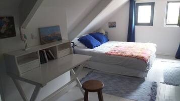 1 slaapkamer, een bureau, een strijkplank/strijkijzer, reisbedje