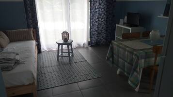 1 slaapkamer, een bureau, een strijkplank/strijkijzer, reisbedje