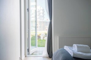 2 habitaciones, tabla de planchar con plancha, cuna de viaje y wifi