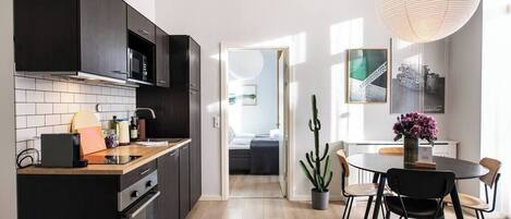 Frigorifero, microonde, forno, piano cottura