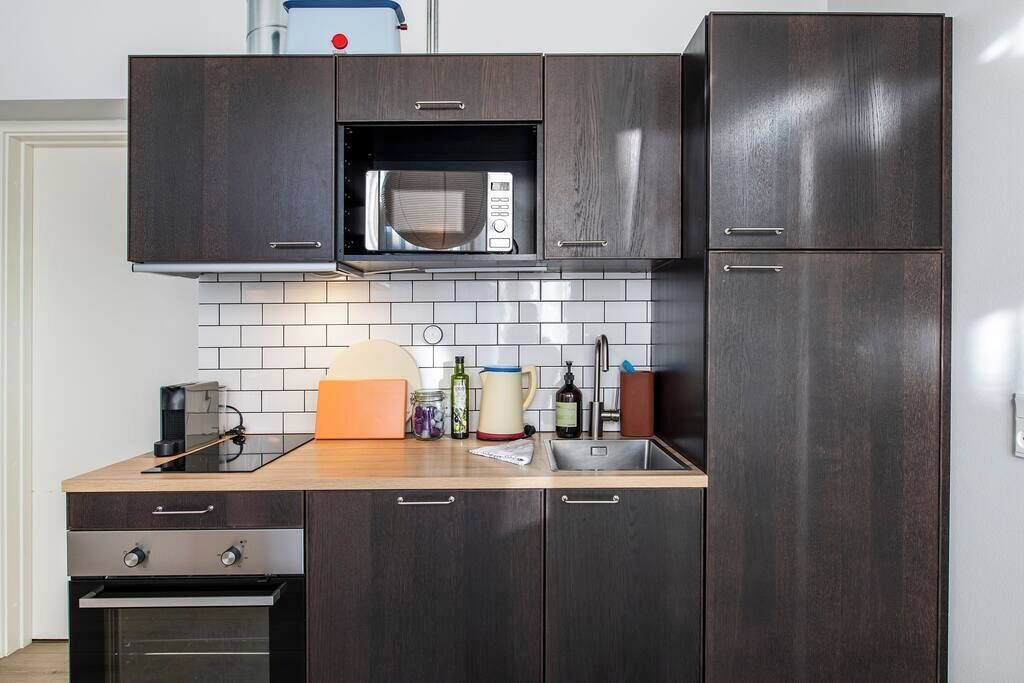 Kjøleskap, mikrobølgeovn, ovn og kokeplater