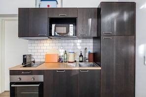 Kjøleskap, mikrobølgeovn, ovn og kokeplater