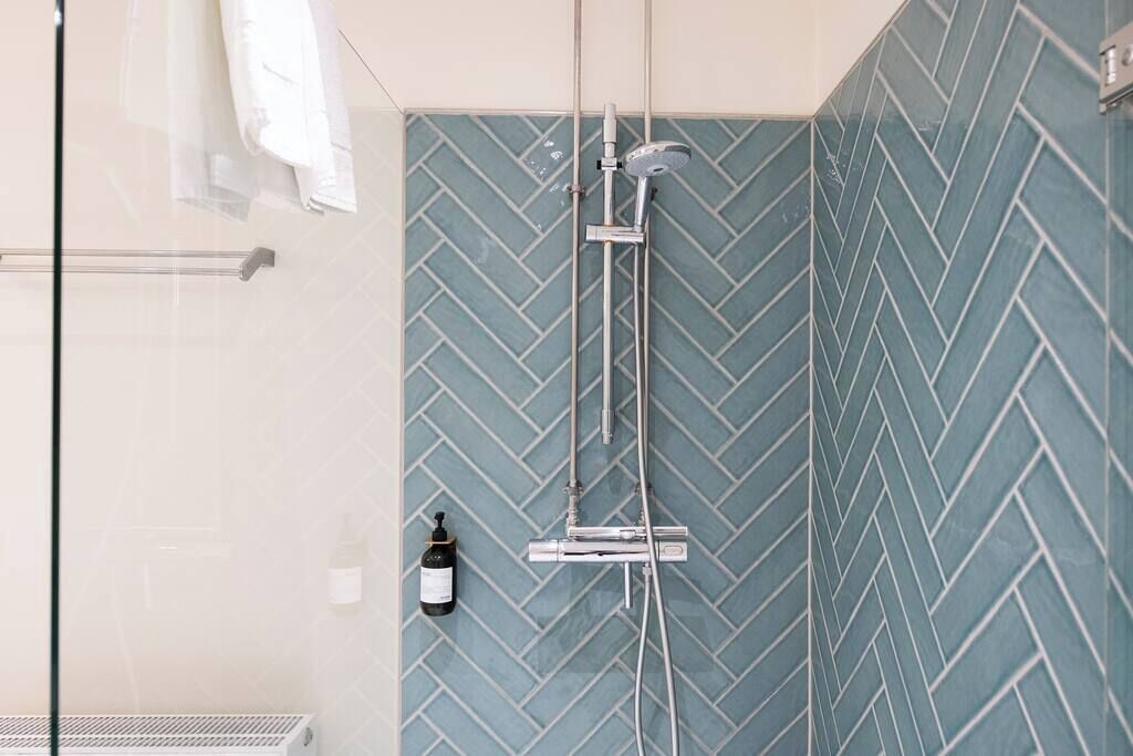 Douche, sèche-cheveux, serviettes fournies
