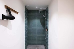 Een douche, een haardroger, handdoeken