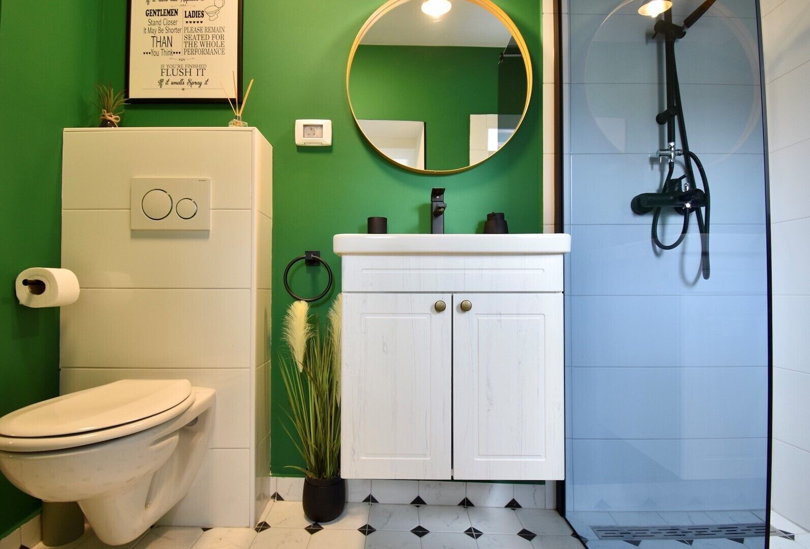 Un baño con inodoro, lavamanos y ducha.