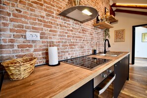 Frigorifero, forno, piano cottura, lavastoviglie