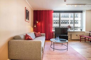 TV, offices - The Lakes 2BR by Daniel & Jacob's (København)