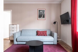 TV, offices - The Lakes 2BR by Daniel & Jacob's (København)