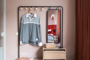 2 bedrooms, desk, iron/ironing board, WiFi
