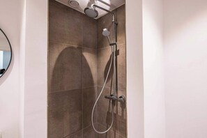Douche, sèche-cheveux, serviettes fournies