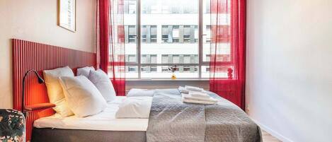 2 bedrooms, desk, iron/ironing board, WiFi