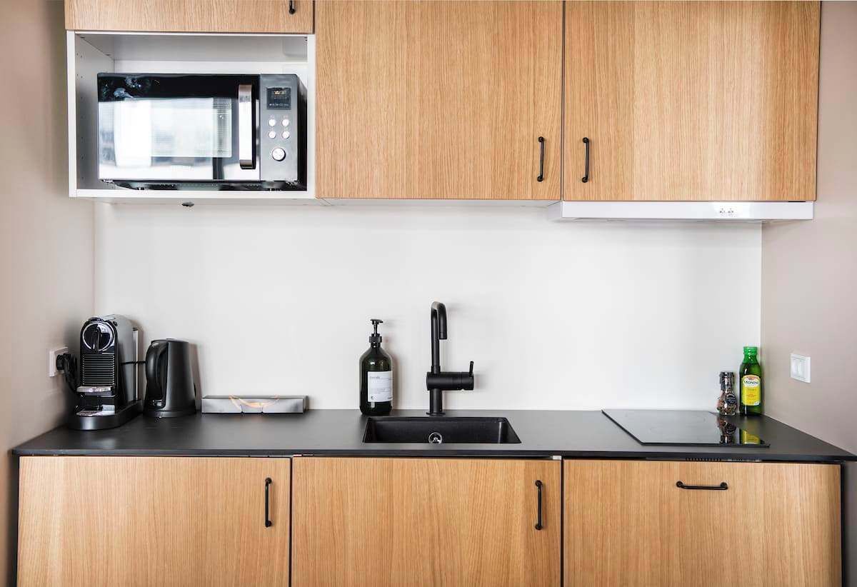 Een koelkast, een microgolfoven, een oven, een kookplaat