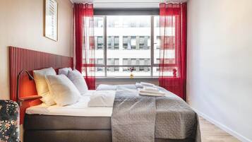 2 sovrum, skrivbord, strykjärn/strykbräda och resesäng