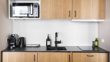 Køleskab, mikrobølgeovn, ovn, kogeplade