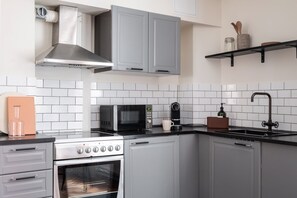 Frigorífico, microondas, horno y placa de cocina