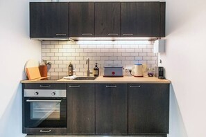 Een koelkast, een microgolfoven, een oven, een kookplaat