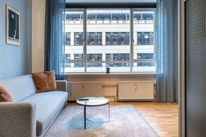 TV, offices - The Lakes 1BR by Daniel & Jacob's (København)
