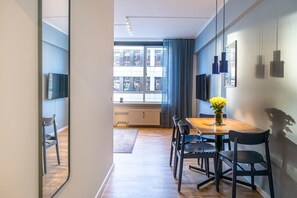 Dining - The Lakes 1BR by Daniel & Jacob's (København)
