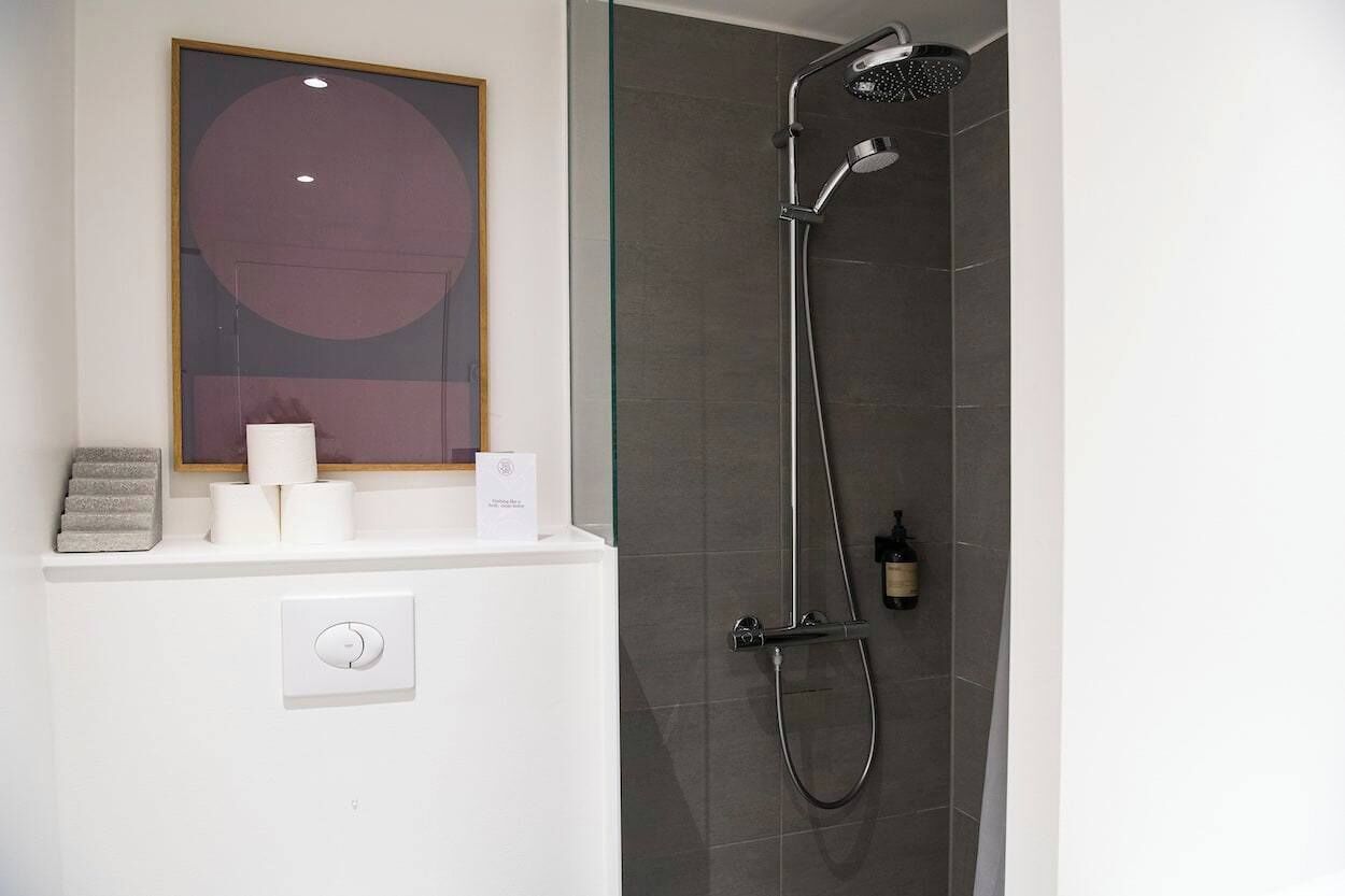 Ducha, secador de pelo y toallas