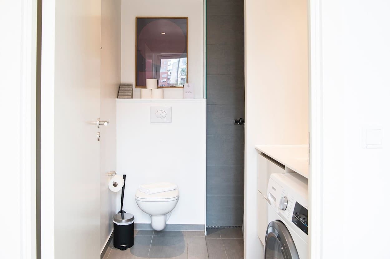 Regadera, secadora de cabello, toallas 