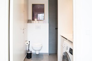 Een douche, een haardroger, handdoeken