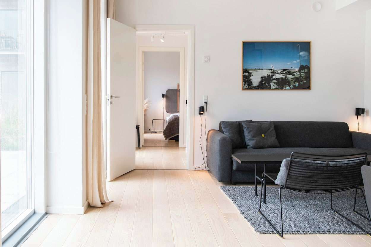 Una televisión, una oficina