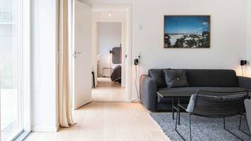 Una televisión, una oficina