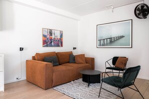 TV, Netflix, streaming services, offices - Beach gardens 1BR by Daniel & Jacob's (København)