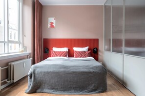 2 Schlafzimmer, Allergikerbettwaren, Schreibtisch, Bügeleisen/Bügelbrett