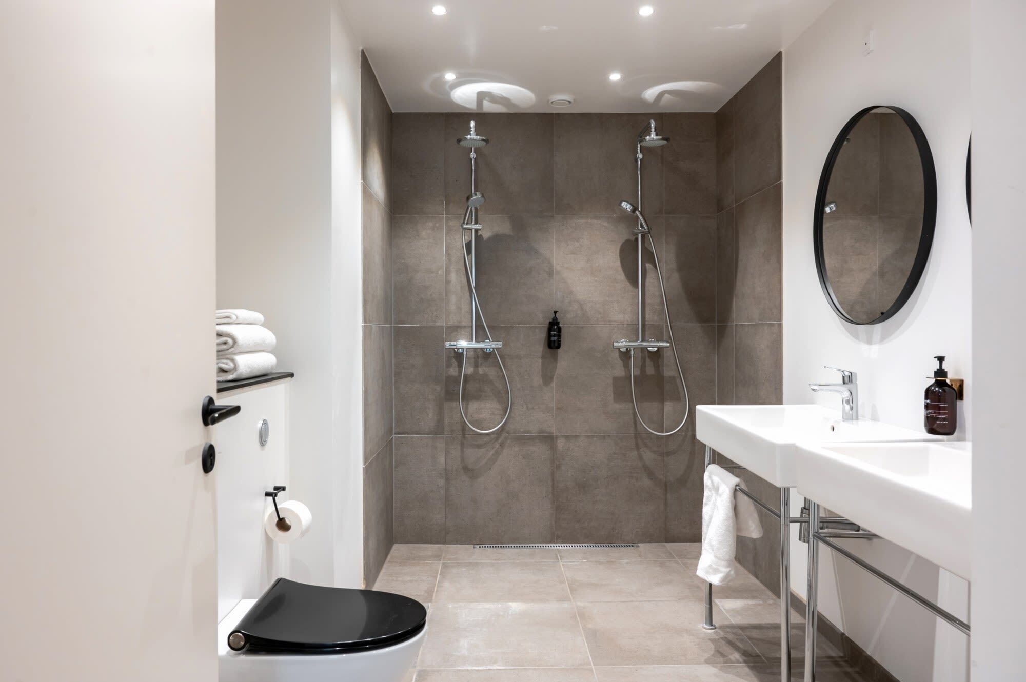 Douche, sèche-cheveux, serviettes fournies