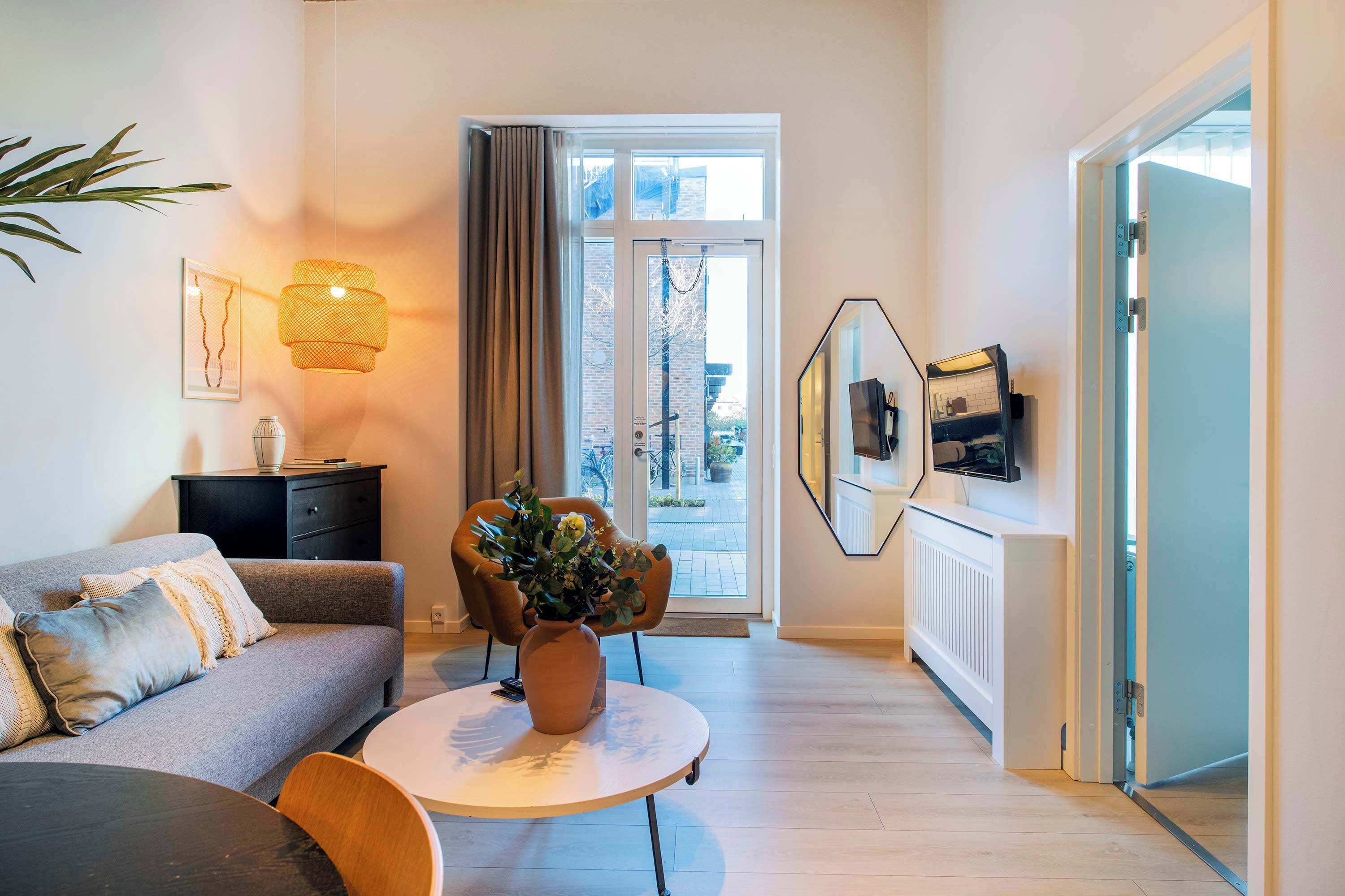 Televisión y oficina 