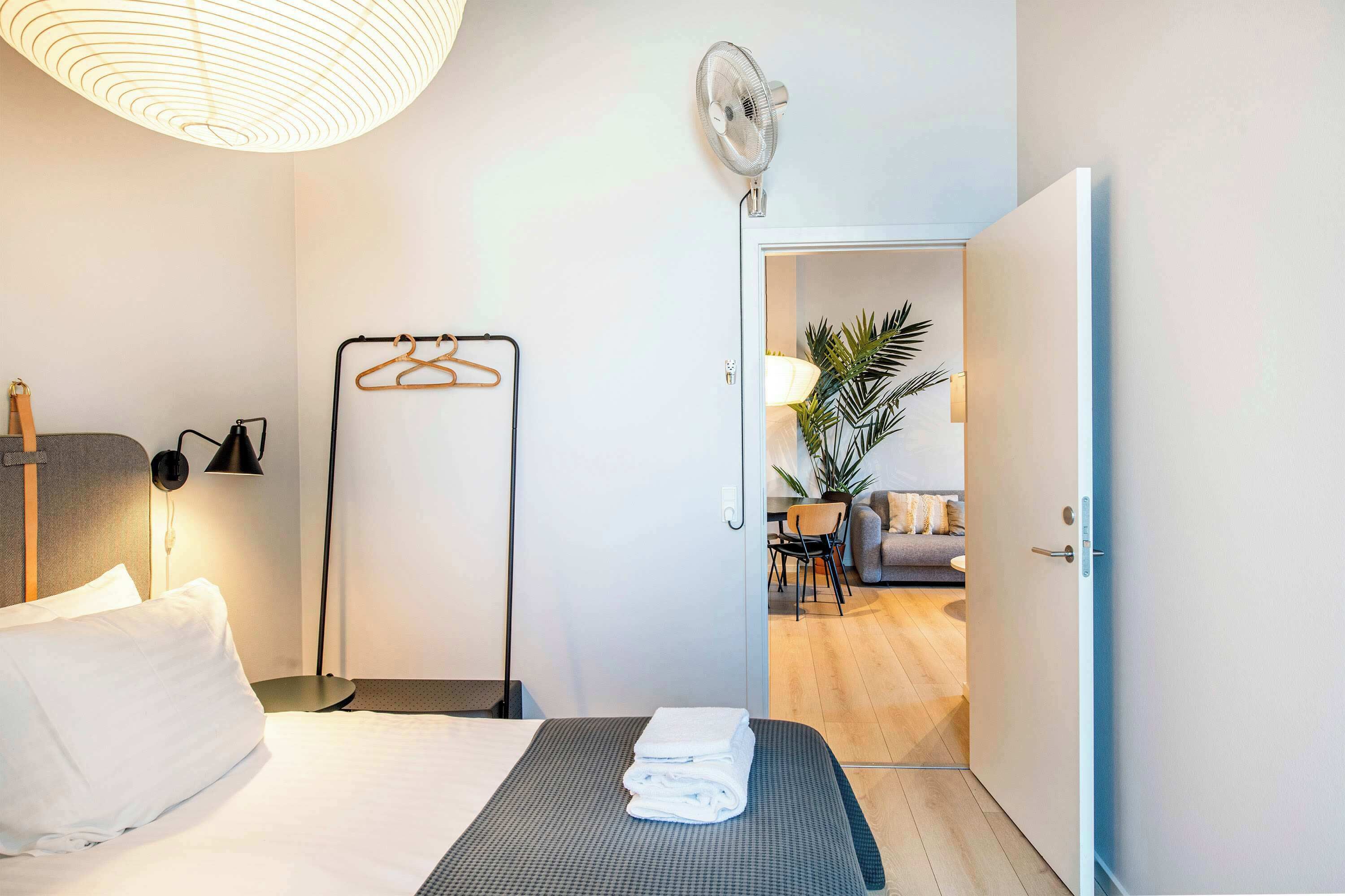 2 habitaciones, tabla de planchar con plancha, wifi y ropa de cama 