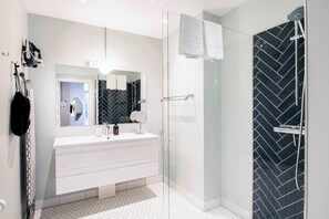 Shower, hair dryer, towels - The beach B by Daniel & Jacob's (Copenhagen)