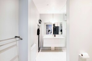 Dusche, Haartrockner, Handtücher, Shampoo