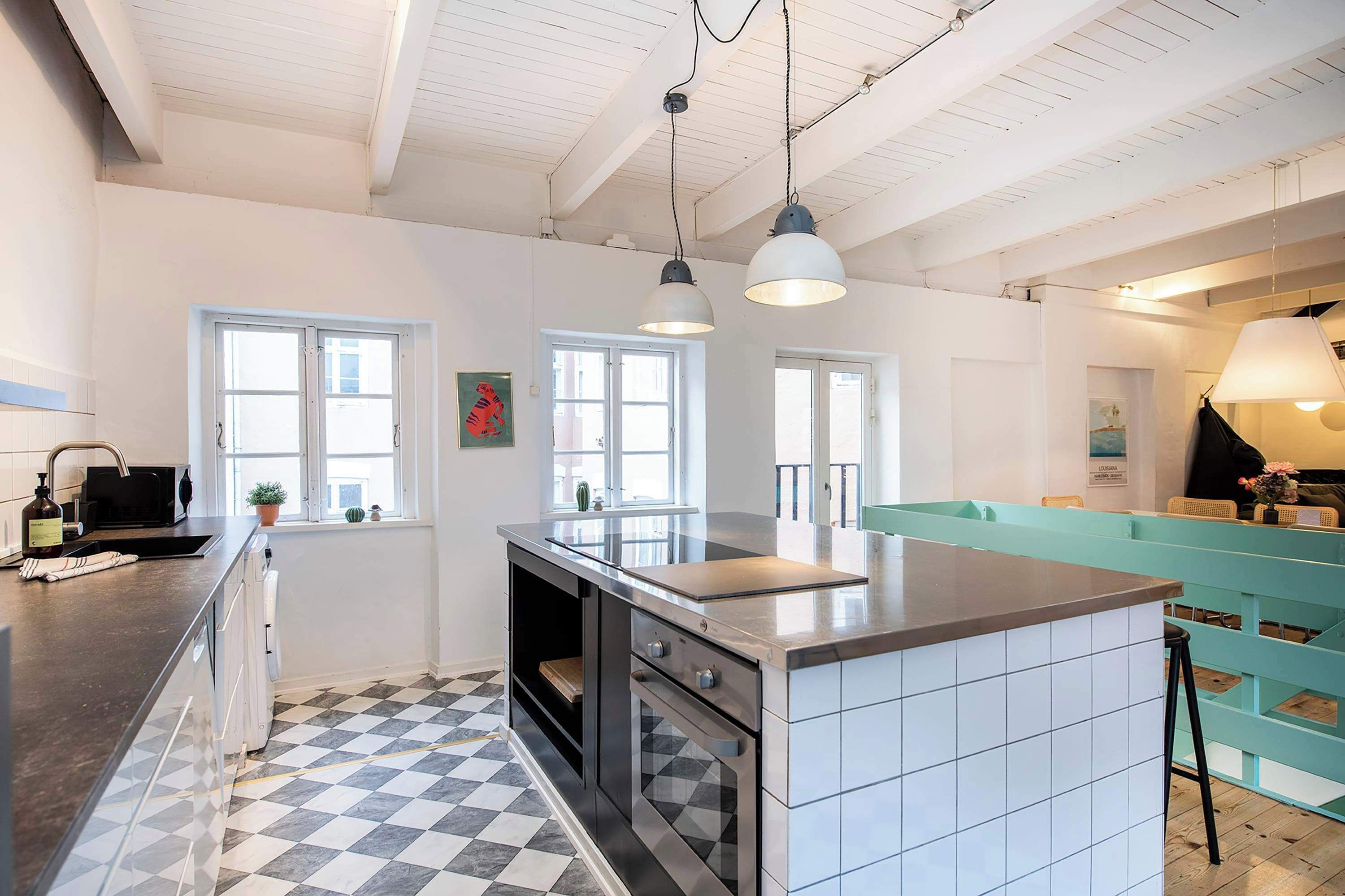 Kylskåp, mikrovågsugn, ugn och spishäll