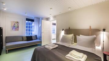 4 bedrooms, desk, iron/ironing board, travel crib